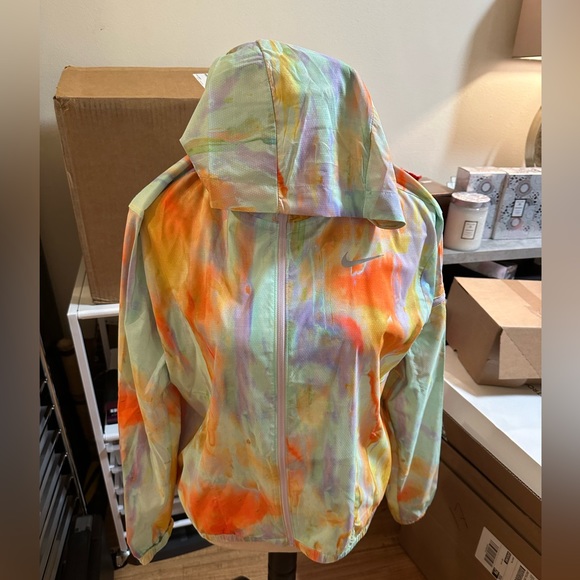 Like new Nike lightweight running rain jacket - Picture 2 of 10